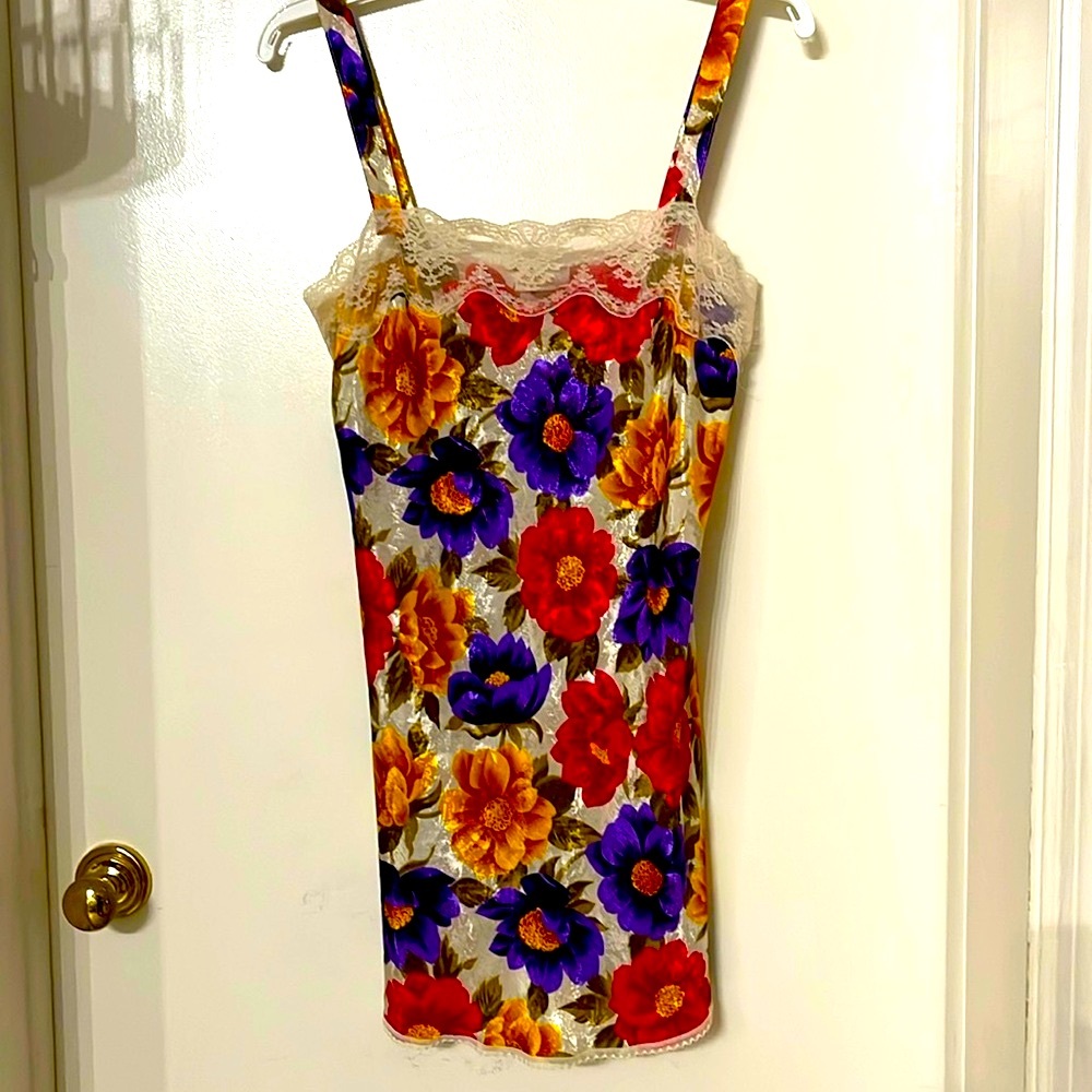 ESCAPADES LINGERIE FLORAL NIGHTGOWN SIZE M STRAPS LACE TRIM PURPLE YELLOW RED